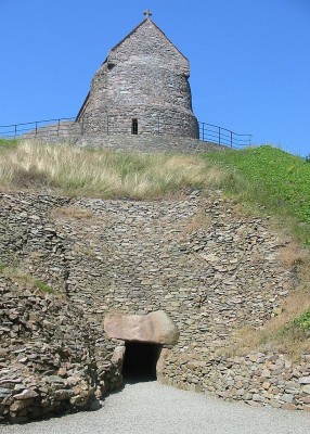 800px-La_Hougue_Bie_entrance_and_chapel,_Jersey.jpg